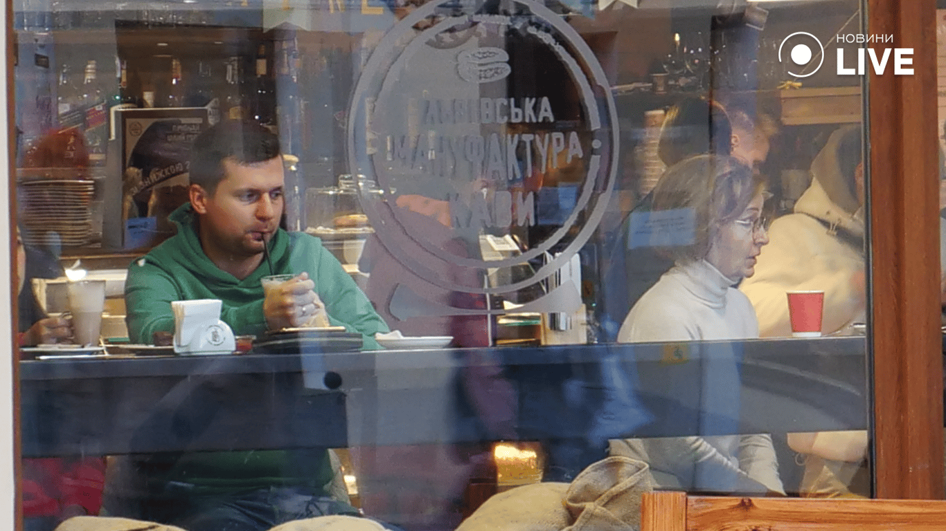 Чоловік п'є каву