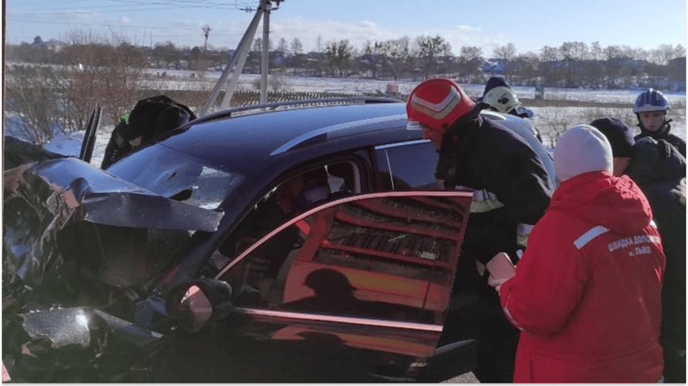 На автодороге Киев-Чоп легковушка столкнулась с грузовиком — из авто деблокировали водителя