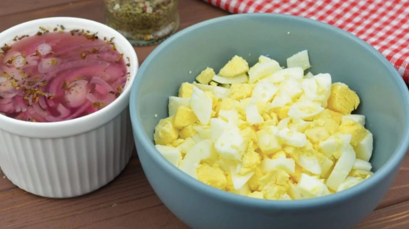 салат з яйцями та цибулею