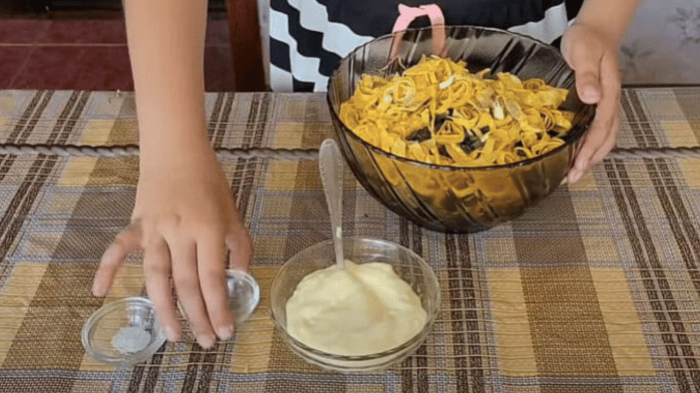 смачний салат з м’ясом і яйцями рецепт приготування