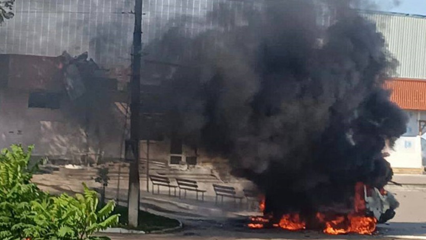 Окупанти завдали удару по автівці енергетиків Сумщини: є постраждалі