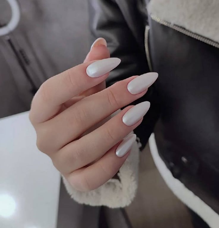 Холодні нейтральні кольори в манікюрі для зимового образу