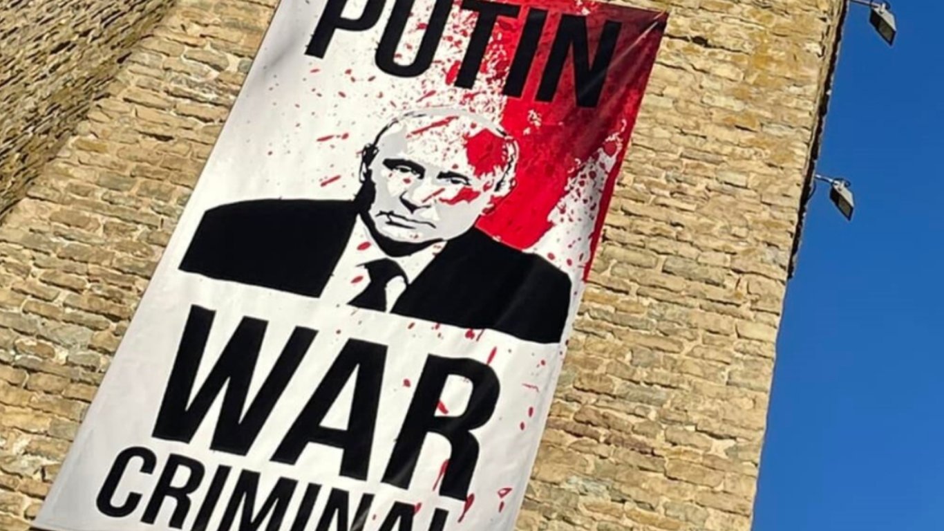 Россияне устроили скандал из-за баннера с кровавым Путиным в Эстонии