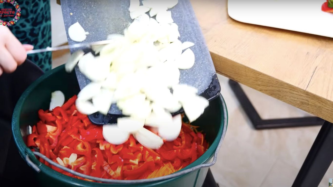 осенний салат с капустой на зиму