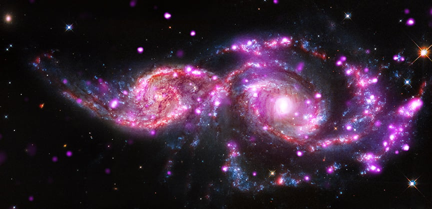 Две спиральные галактики в процессе слияния