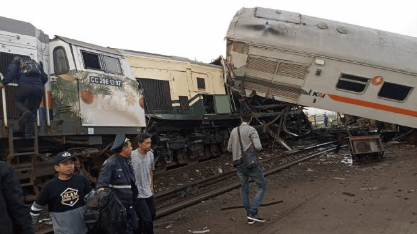 Поезда столкнулись в Индонезии - есть погибшие и раненые
