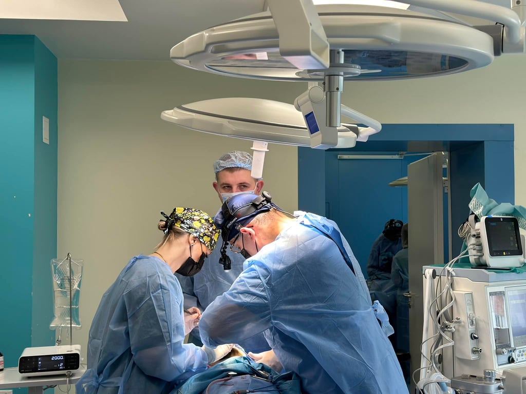 Врачи проводят операцию мужчине, на которого напала собака