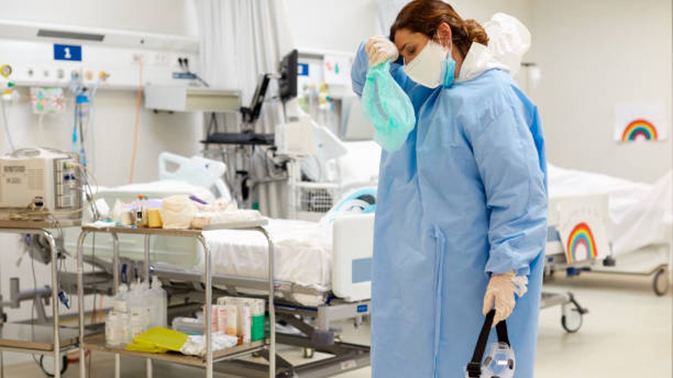 В харьковской больнице не хватает врачей - ковидным бригадам нужны анестезиологи и терапевты