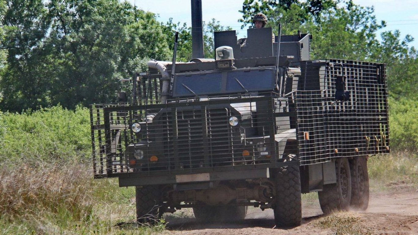 Одесские военные овладевают британскими бронемашинами Мастифф