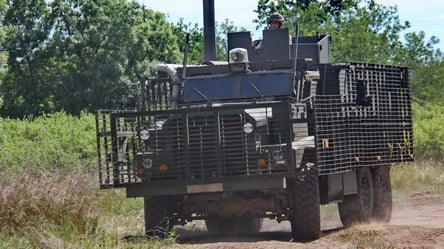 Одесские военные овладевают британскими бронемашинами Мastіff - 285x160