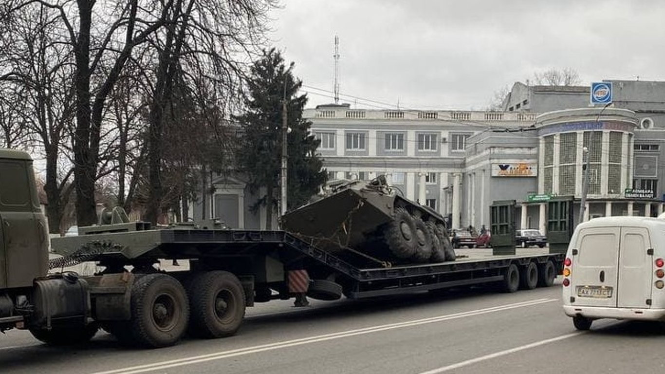 В Харькове военные перевернули БТР на дороге