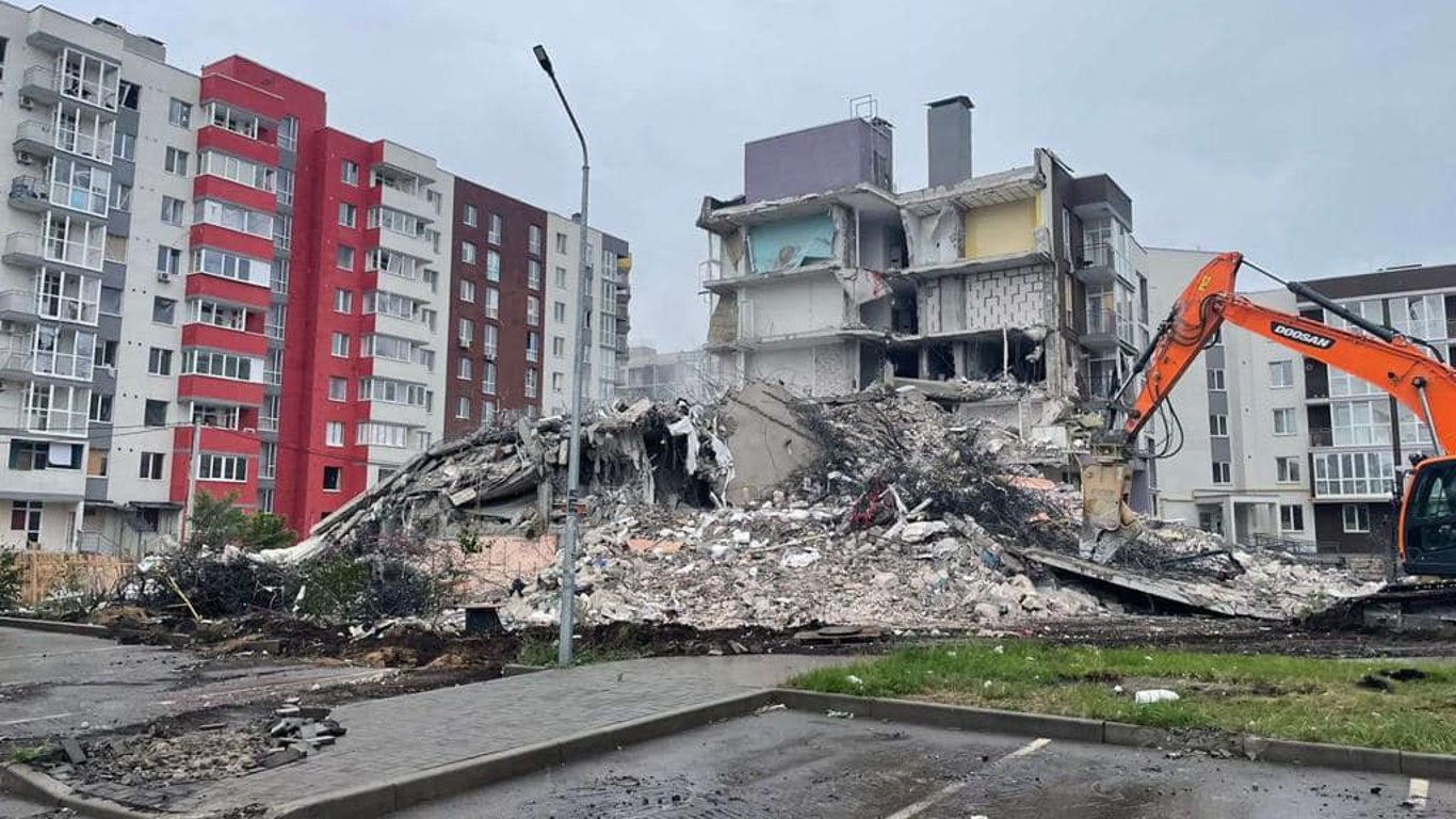 Оккупация Бучи - в городе снесли разрушенную россиянами пятиэтажку, видео
