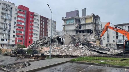 В Буче снесли разрушенную во время оккупации пятиэтажку. Видео - 285x160