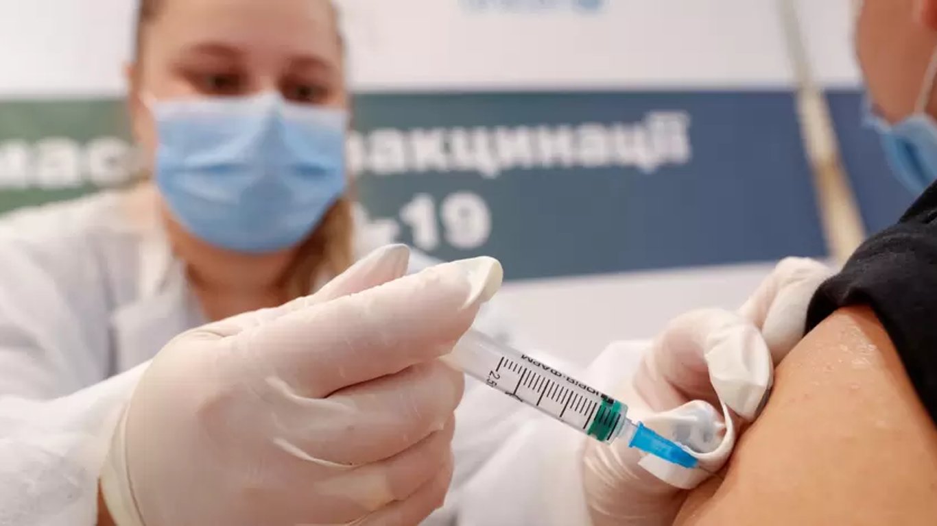 Бустерная прививка от COVID-19 в Украине - как записаться