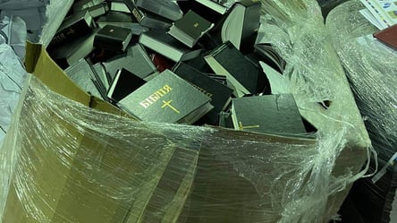 Под Киевом на переработку сдали сотни порезанных Библий. Фото - 285x160