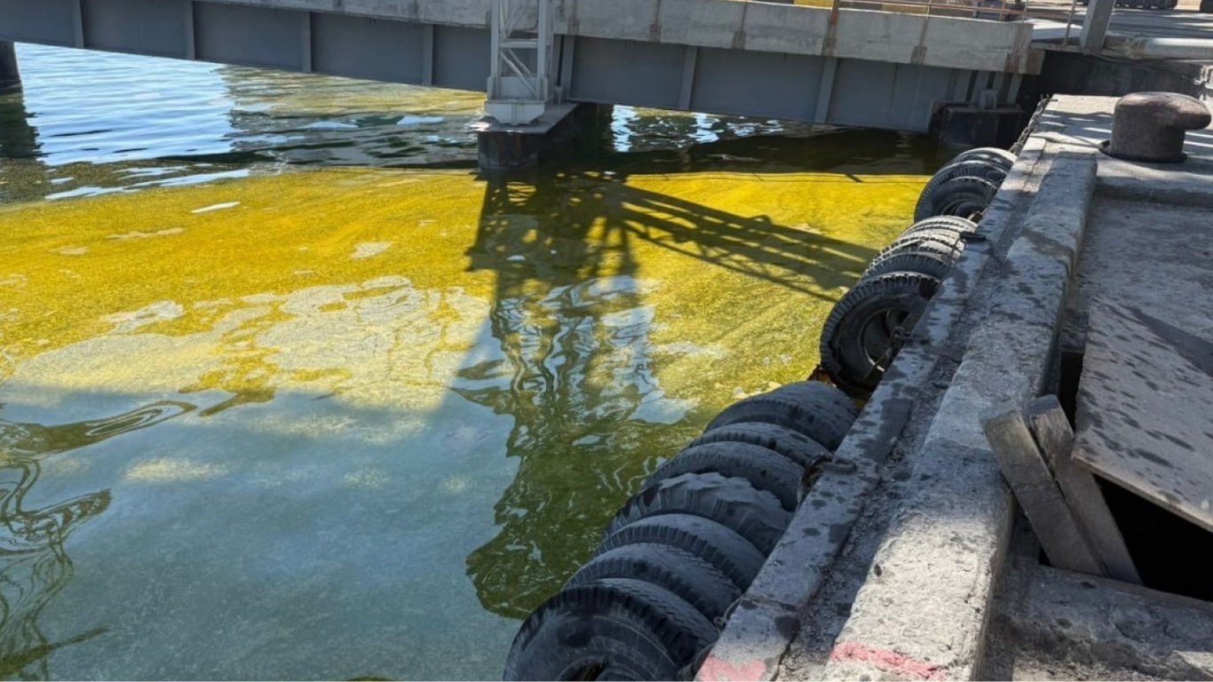 Пляма олії в морі