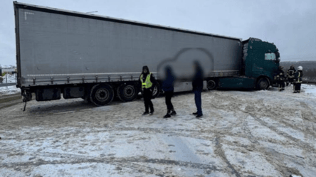 Біля кордону з Польщею перекрили рух трасою — що відомо - 285x160