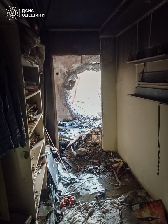 Влучання у житлові будинки — фото наслідків атаки на Одесу - фото 4