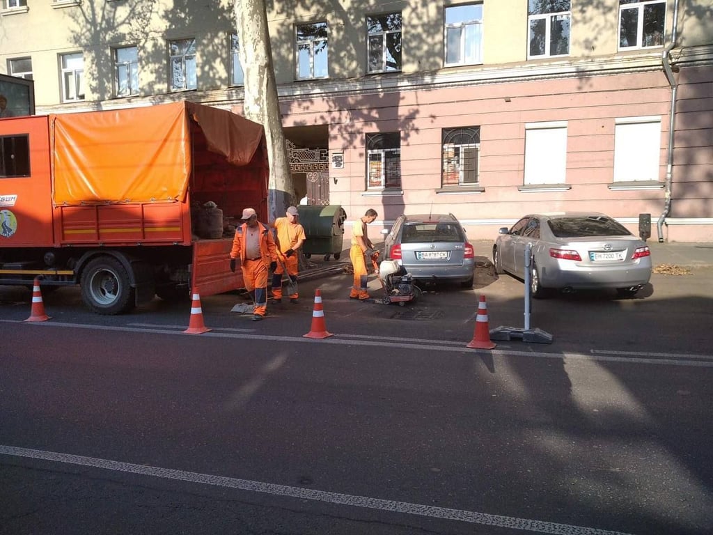 Коммунальщики работают на дорогах Одессы. Фото: КП "Городские дороги"