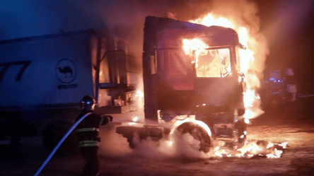 В Киевской области мужчина сгорел заживо в горящей кабине грузовика - 285x160