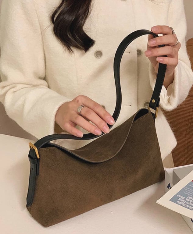 Cумки з замші можуть стати вдалим доповненням образу