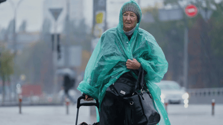 Хмарно і сильний дощ — де різко погіршиться погода в Україні - 285x160