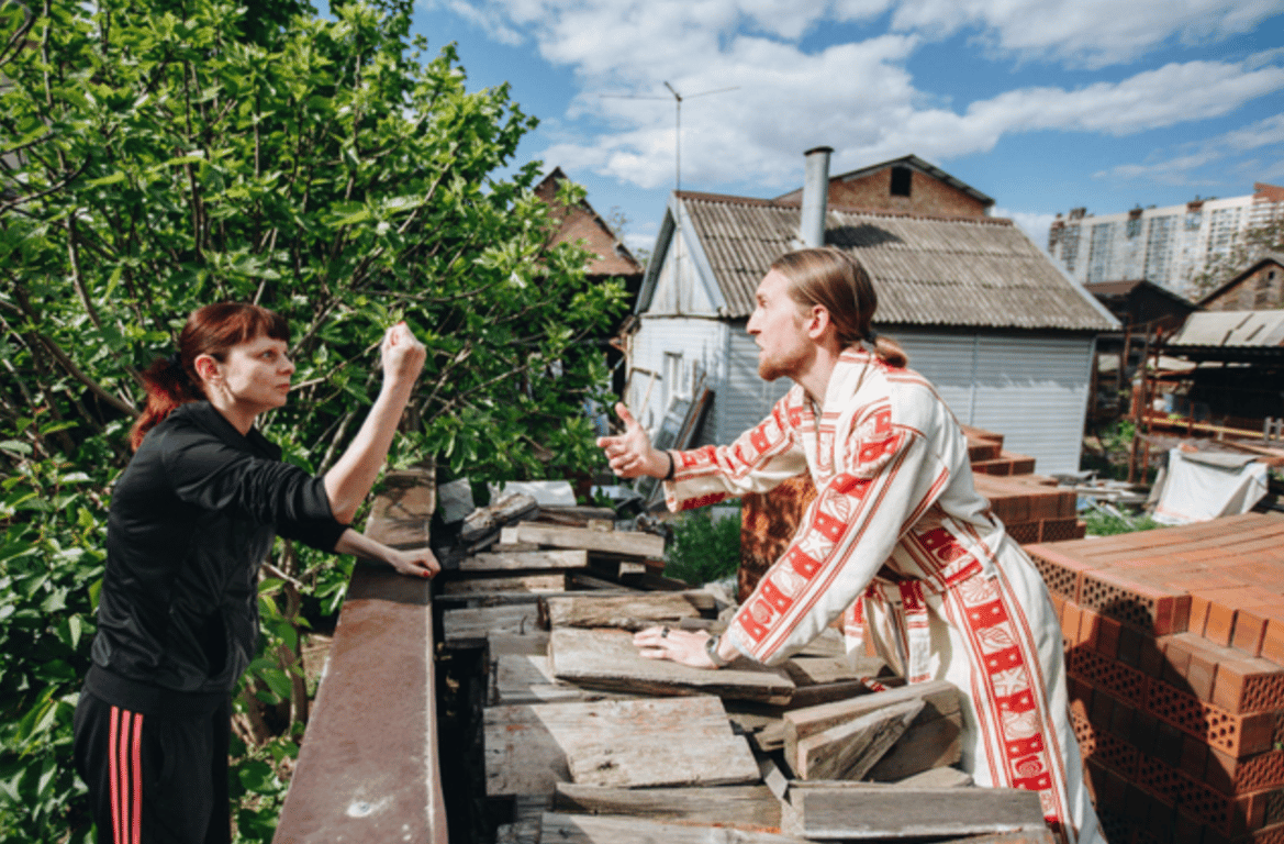 Чи можна спиляти гілки сусідського дерева, якщо вони ростуть над вашою ділянкою