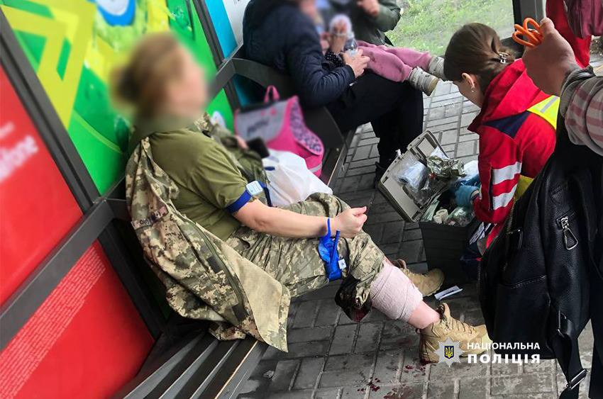 У Києві водій на BMW влетів у транспортну зупинку — постраждала жінка-військова