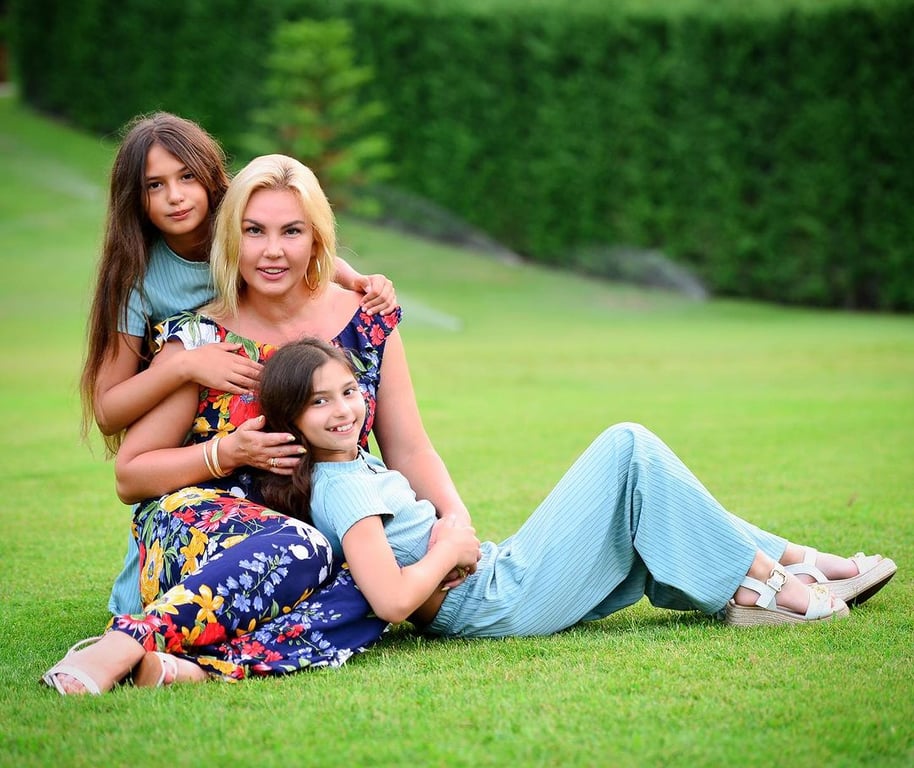 "Трудно в разлуке": Камалия показала фото с дочерьми, которые уехали за границу - фото 1