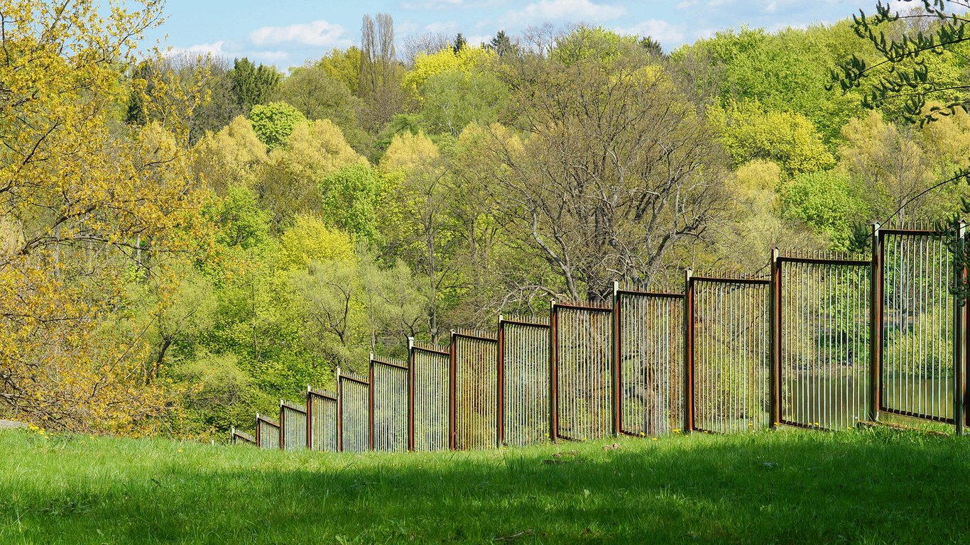 Як вирівняти паркан на нерівній ділянці біля будинку — законодавчі норми у 2025 році