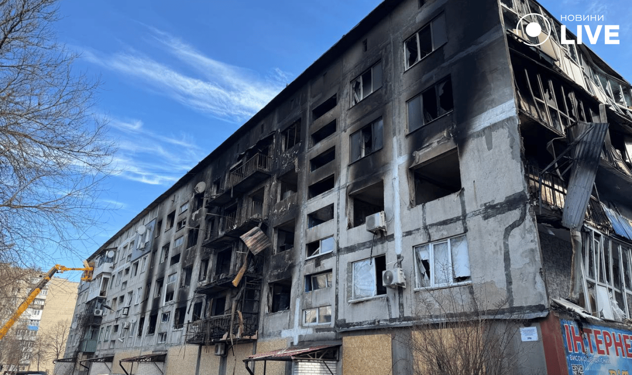 Добропілля після удару: руїни та згорілі авто