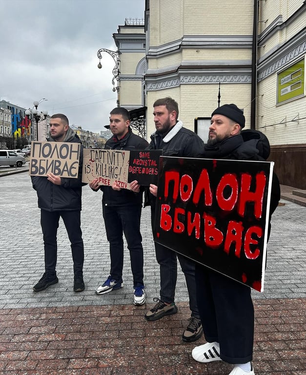 MONATIK в центре Киева поддержал родственников защитников, которые находиться в плену - фото 2