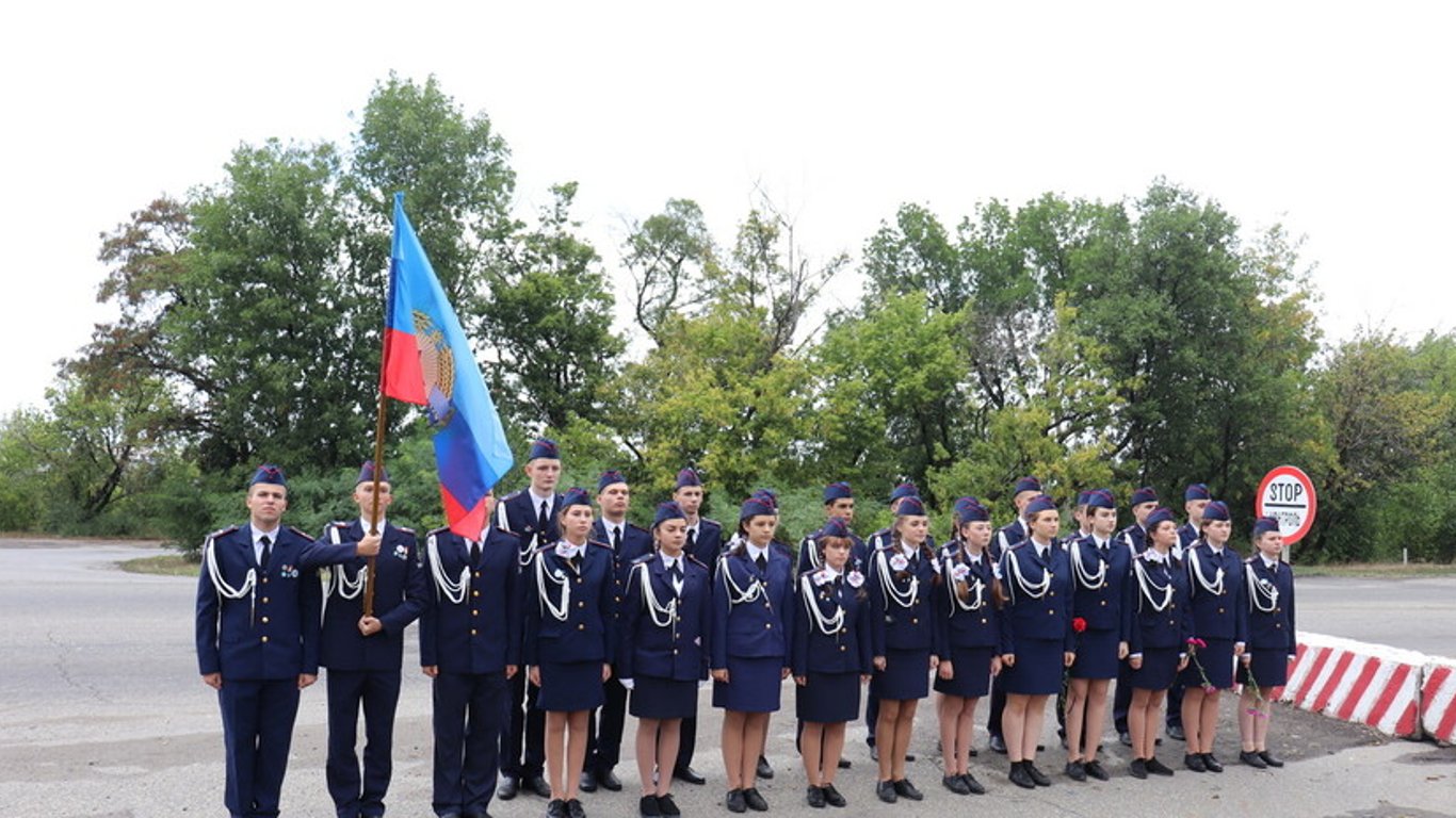 В Луганской области школьников вербуют на службу в армию оккупантов