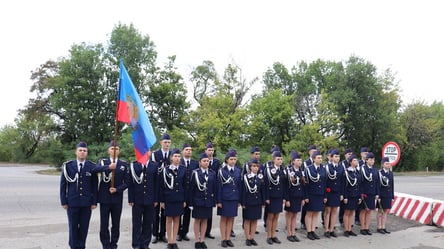 Оккупанты на Луганщине вербуют школьников на войну — завлекают тем, что это выгодно - 285x160