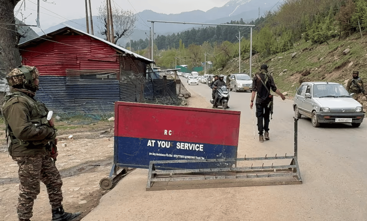 Теракт у Кашмірі: поліція працює на місці масового розстрілу туристів