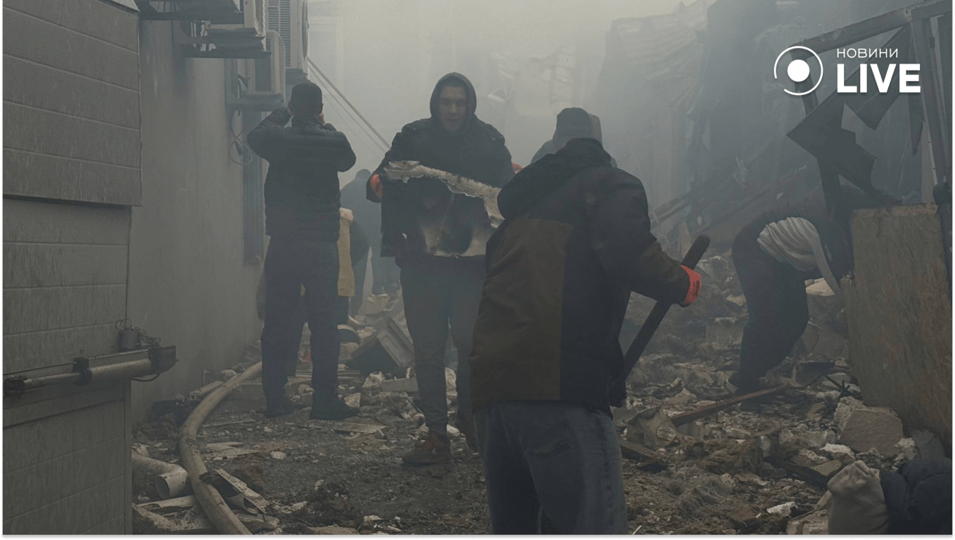 Люди розбирвють уламки в Одесі