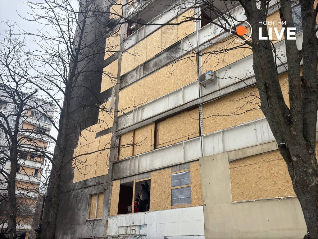 Обстріляний будинок у Харкові 26 лютого