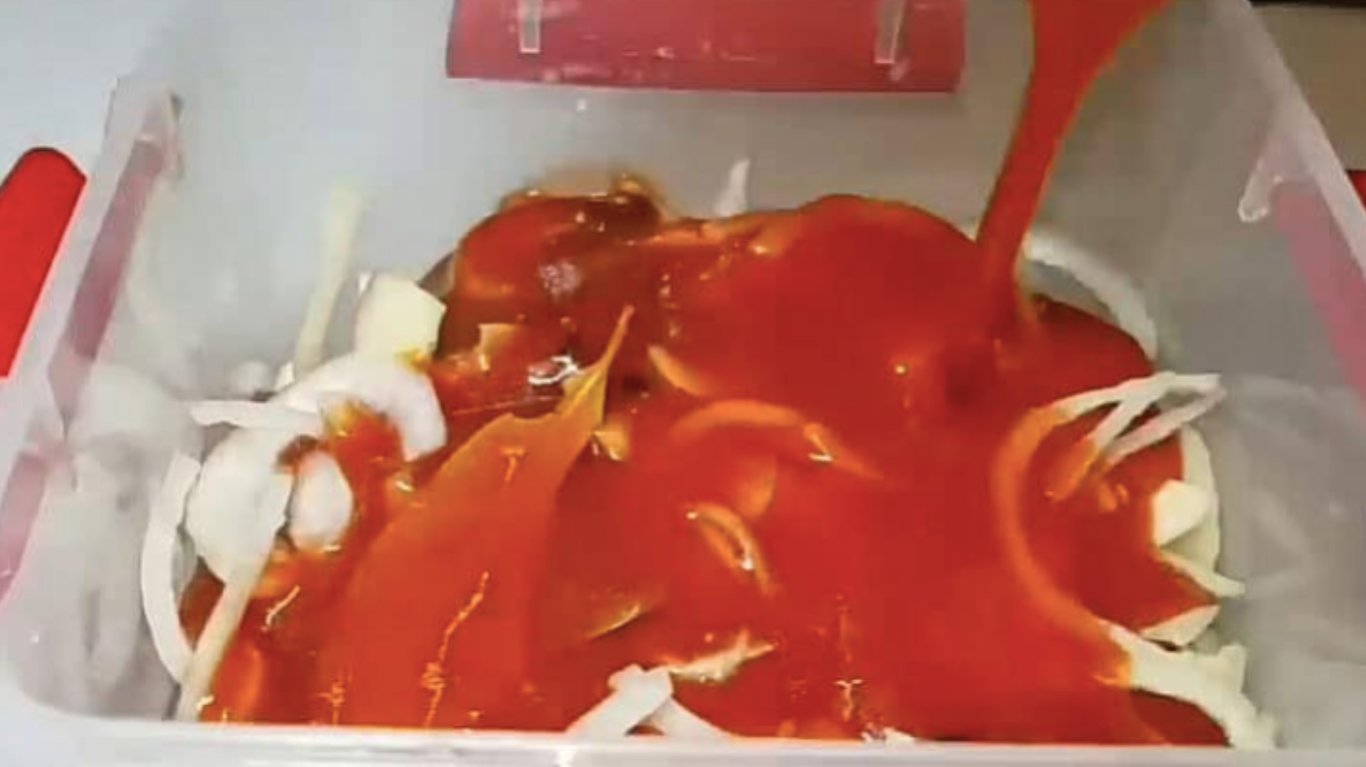 смачний оселедець з кетчупом