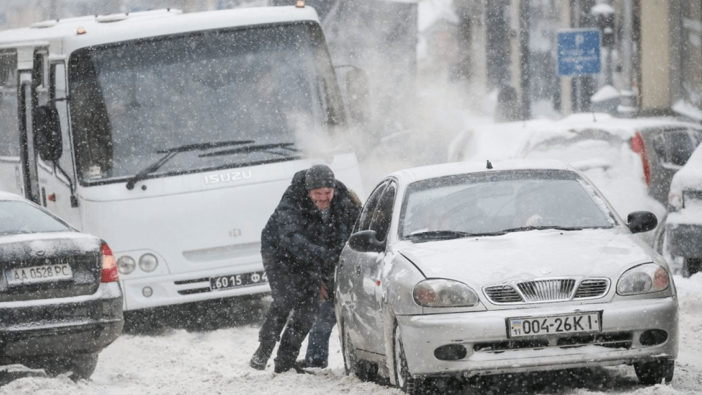 Погода в Україні в вівторок, 12 грудня — яким областям загрожує снігопад та ожеледиця