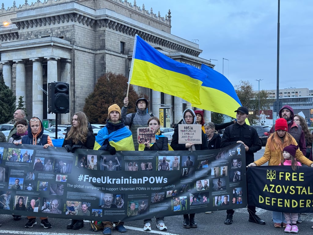 В Варшаве прошла акция в поддержку военнопленных — фото - фото 1