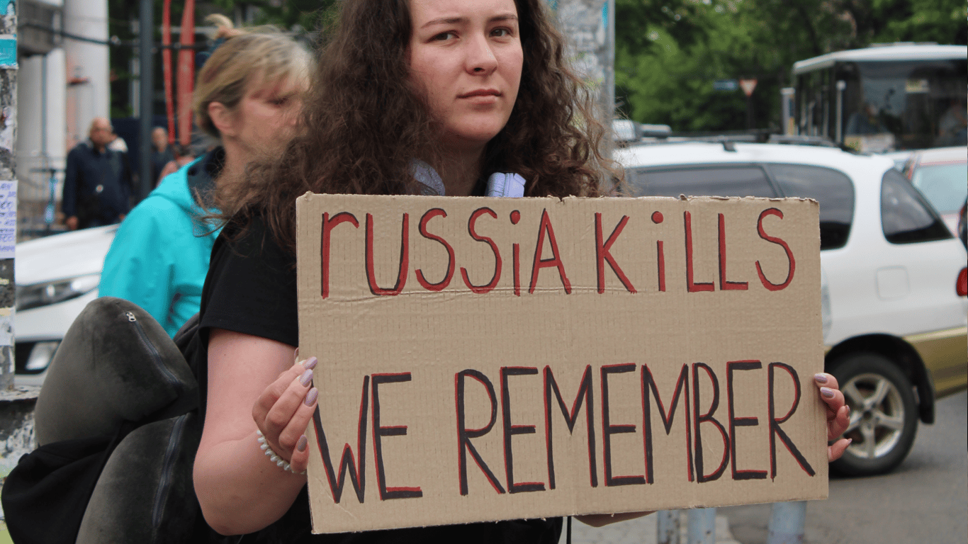 Дівчина з плакатом