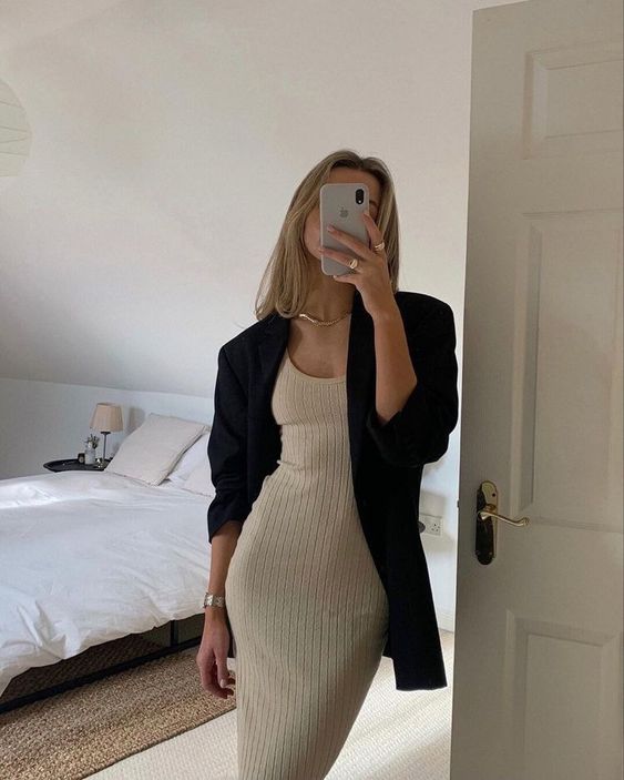 Девушка в приталенном платье.