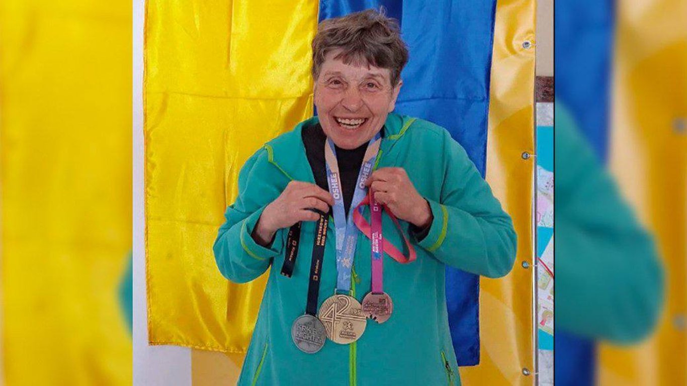 74-летняя львовская волонтер выиграла три медали на марафоне в Кракове
