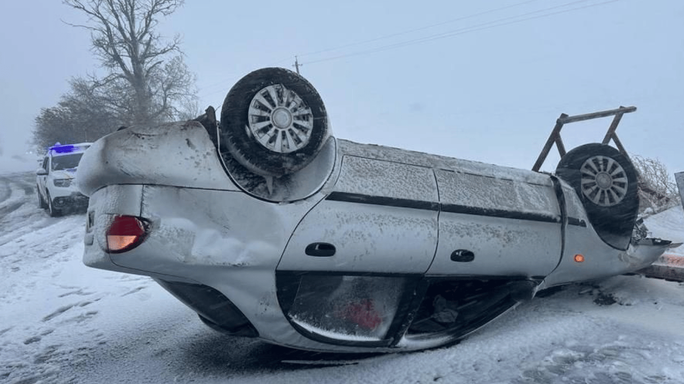 Автобус в кювете и рассыпанное зерно — на трассах Одесчины произошло несколько ДТП