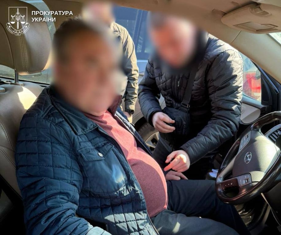 У Києві посадовець підприємства продавав бронювання за тисячі доларів