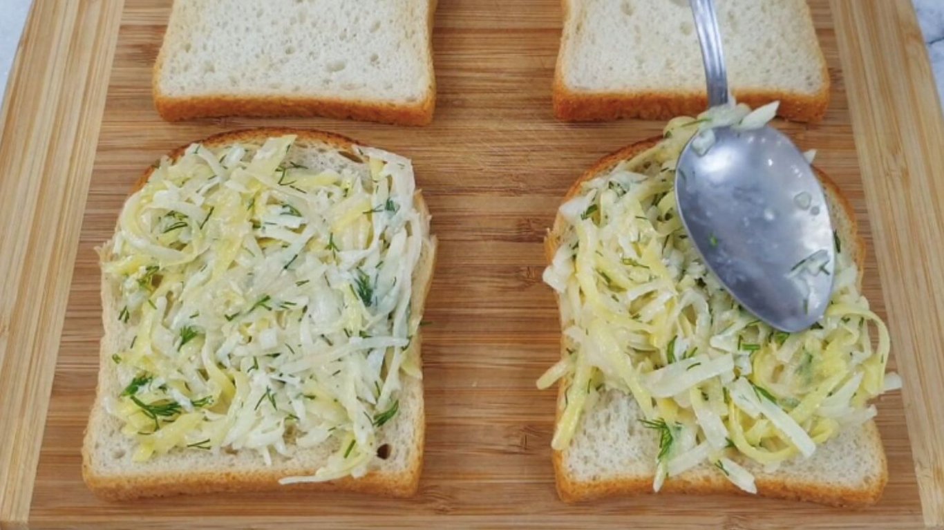 рецепт простого смачного сніданку з хлібом 