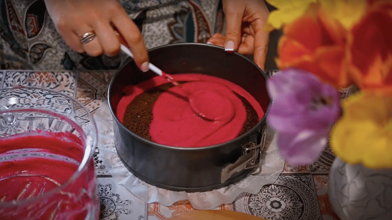 торт з млинцями та смородиною