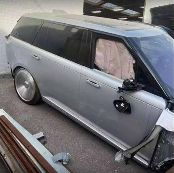 Разбитый автомобиль Ким Кардашьян. Фото: Carfax