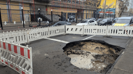 Воронка посреди дороги в Киеве — что стало причиной обвала - 290x166