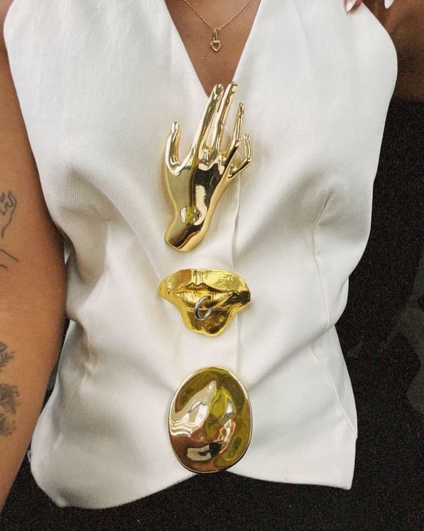 Трендові прикраси на одяг